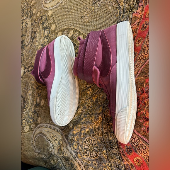 Nike High Top Slip Ons Maroons color with snakeskin detail - Picture 4 of 11